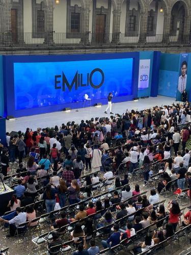 EMILIO-OSORIO-CON-ESTUDIANTES